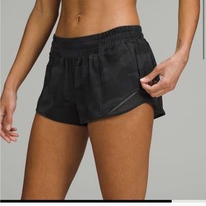 Lululemon Hotty Hot Low-Rise Short 2.5” Black Camo